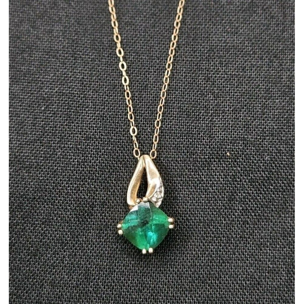 10k Gold Pendant With Green Stone & 14k Gold Chain Necklace